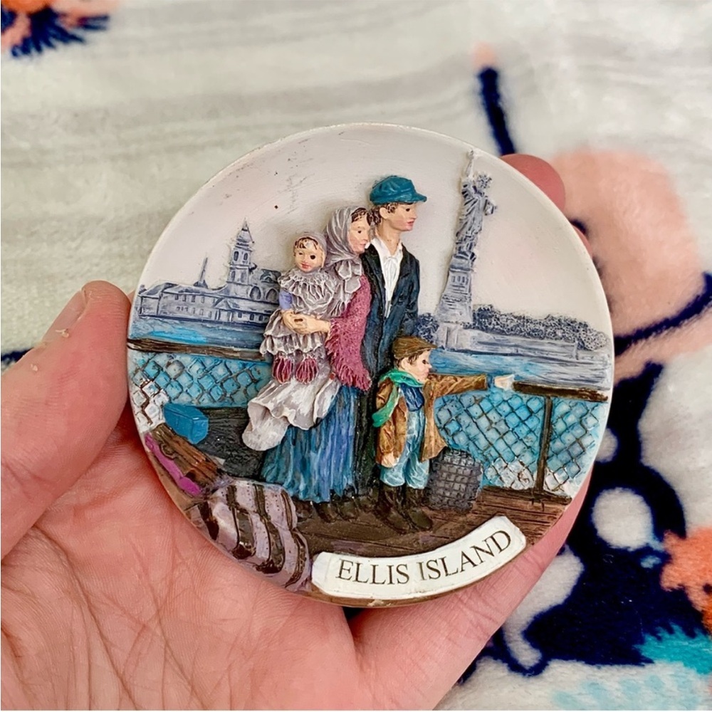 Vintage 3D Ellis Island Ceramic Family Travelers Decor Accent Display - Picture 3 of 6